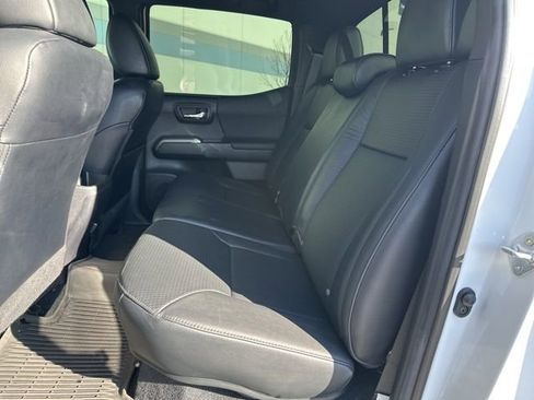 Used 2022 Toyota Tacoma TRD Off-Road w/ TRD Premium Off Road Package image 10