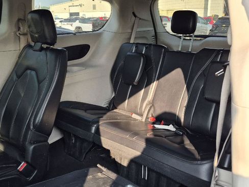 Used 2022 Chrysler Pacifica Touring-L w/ Uconnect Theater Family Group FWD image 7