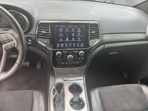Certified 2022 Jeep Grand Cherokee Laredo X AWD/4WD image 9