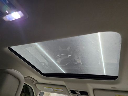 Used 2025 Land Rover Discovery S image 40