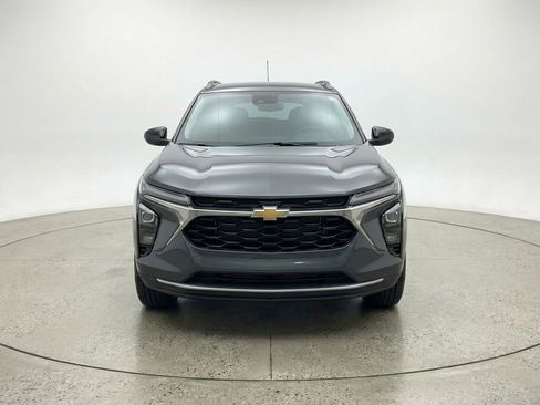 Used 2025 Chevrolet Trax LT w/ LT Convenience Package image 2