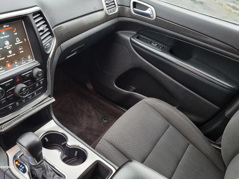Used 2018 Jeep Grand Cherokee Laredo AWD/4WD image 23