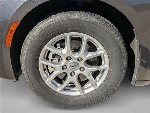 Used 2023 Chrysler Pacifica Touring-L image 23