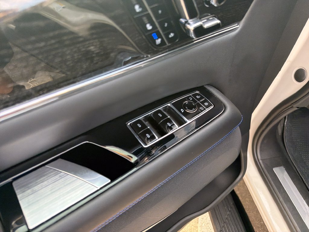 Certified 2026 Cadillac Escalade IQ Luxury 1 AWD/4WD image 17