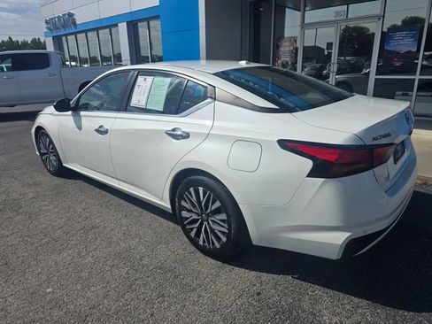 Used 2024 Nissan Altima 2.5 SV FWD image 3