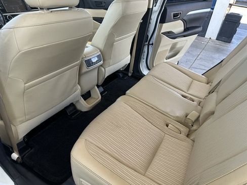 Used 2017 Toyota Highlander Plus FWD image 22