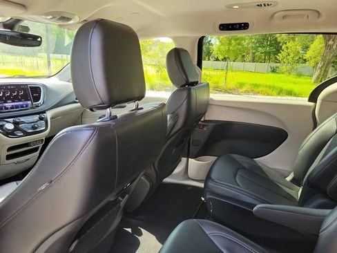 Used 2024 Chrysler Pacifica Limited FWD image 29