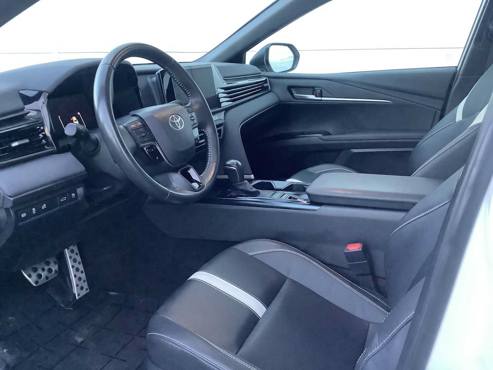 Used 2025 Toyota Camry SE FWD image 3