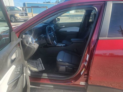Used 2025 Chevrolet Trax LT w/ LT Convenience Package FWD image 15