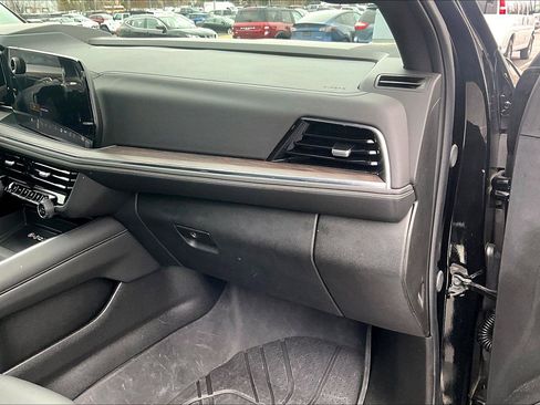 Used 2025 Chevrolet Suburban Premier image 17