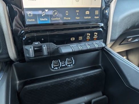 Used 2024 RAM 2500 Laramie AWD/4WD image 17