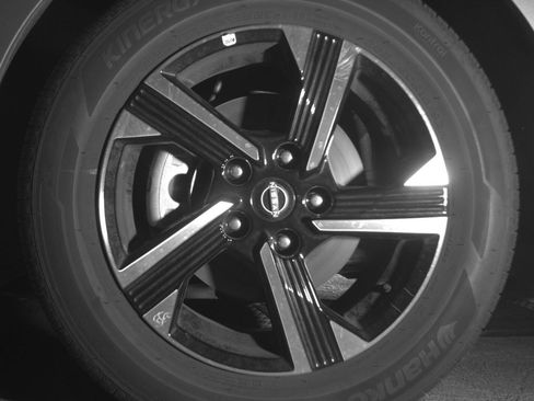 Used 2025 Nissan Sentra SV FWD image 9