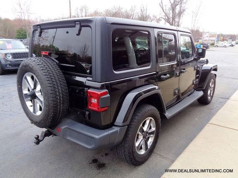 Used 2018 Jeep Wrangler Unlimited Sahara AWD/4WD image 3