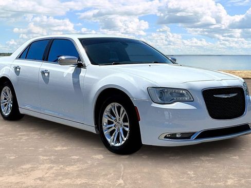 Used 2016 Chrysler 300 C RWD image 3