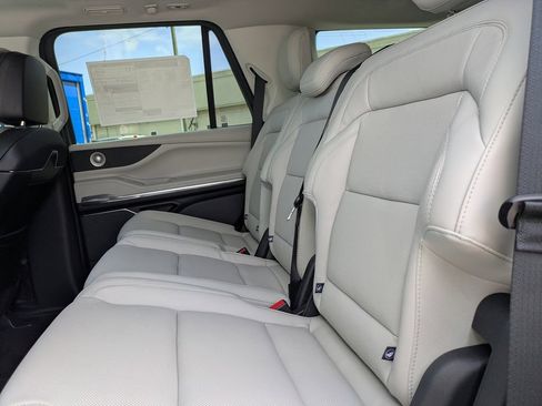 New 2026 Lincoln Navigator Reserve AWD/4WD image 18