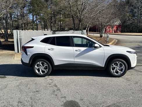 Used 2025 Chevrolet Trax LS w/ LS Convenience Package image 4