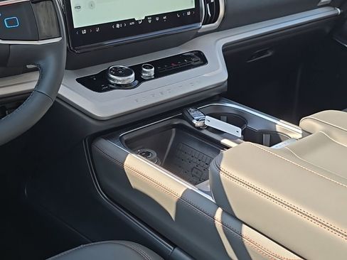 New 2025 Ford Expedition Active image 14