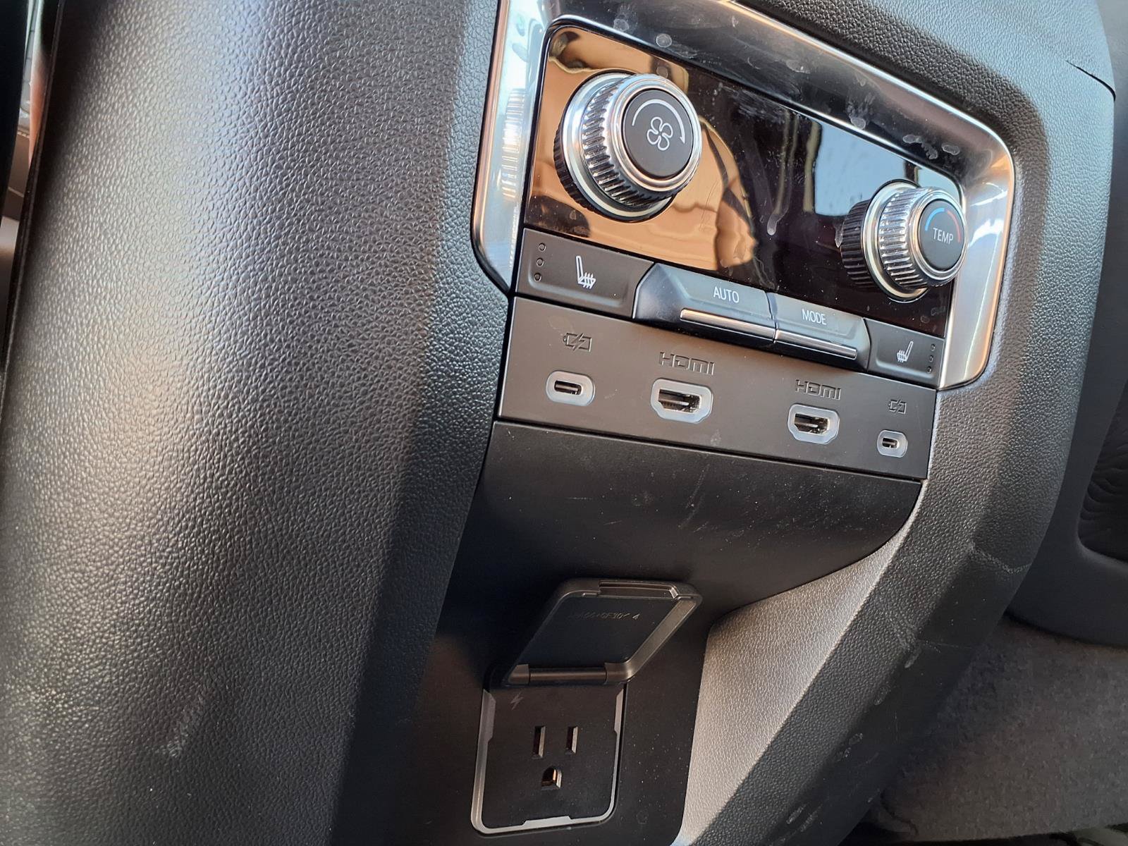 Used 2024 GMC Yukon Denali Ultimate AWD/4WD image 33