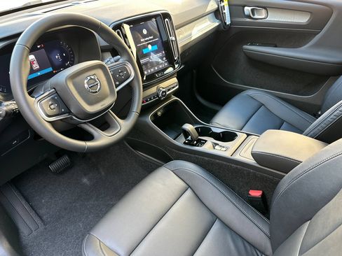 Certified 2026 Volvo XC40 B4 Core w/ Climate Package FWD image 9
