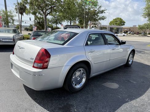 Used 2005 Chrysler 300 Touring image 10