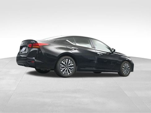 Used 2024 Nissan Altima 2.5 SV FWD image 13
