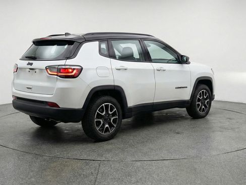 Used 2025 Jeep Compass Trailhawk image 9