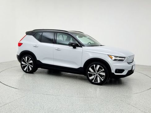 Certified 2022 Volvo XC40 P8 Recharge Plus image 3