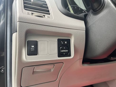 Used 2013 Toyota Corolla LE FWD image 29