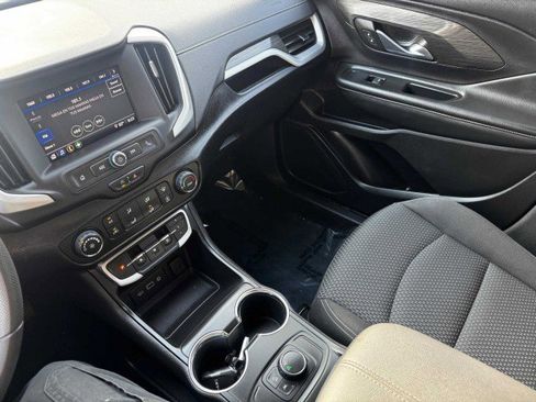 Used 2024 GMC Terrain SLE image 27