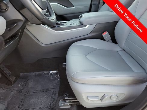 Used 2024 Toyota Highlander XLE AWD/4WD image 21