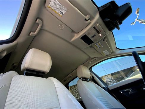 Used 2024 Land Rover Discovery Sport S image 13