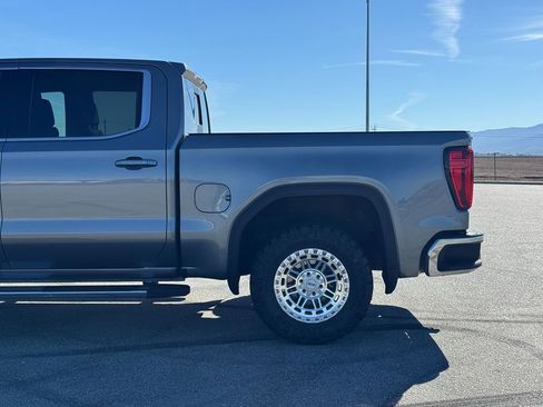 Used 2021 GMC Sierra 1500 SLE w/ Preferred Package image 3
