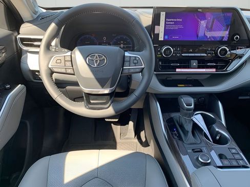 New 2025 Toyota Highlander Platinum image 15