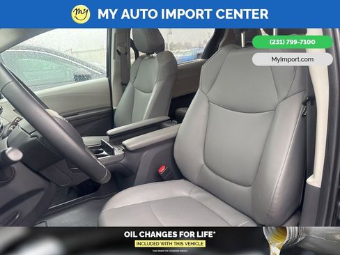 Used 2023 Toyota Sienna XLE image 7
