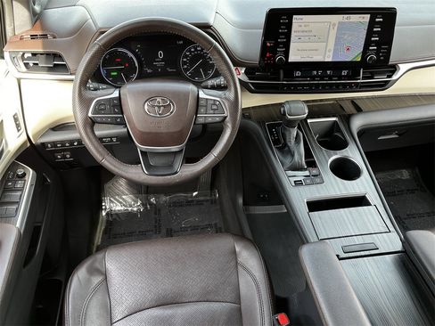 Used 2021 Toyota Sienna Platinum image 10