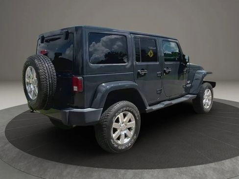 Used 2017 Jeep Wrangler Unlimited Sahara w/ Dual Top Group AWD/4WD image 6