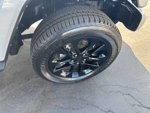 Used 2022 Jeep Wrangler Unlimited Sahara AWD/4WD image 20
