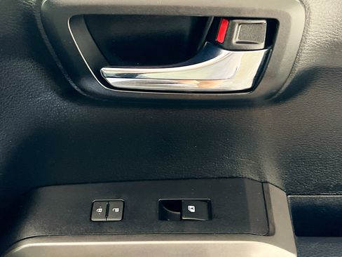 Used 2017 Toyota Tacoma TRD Sport image 32