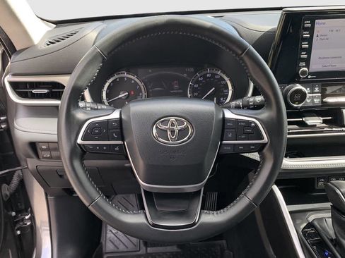 Used 2022 Toyota Highlander XLE AWD/4WD image 14