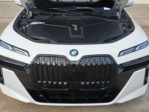 Used 2023 BMW i7 xDrive60 AWD/4WD image 8
