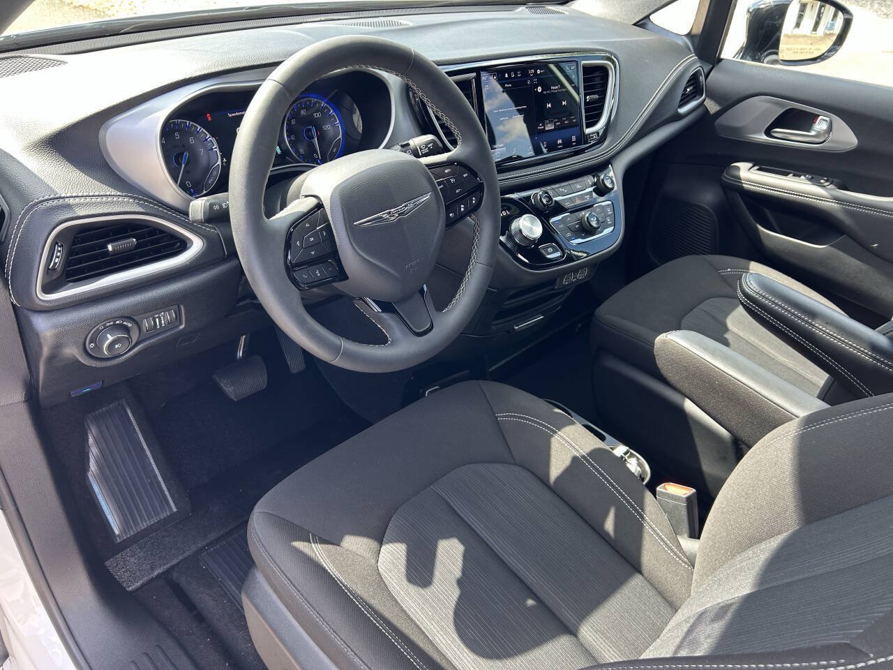 Used 2024 Chrysler Pacifica Touring FWD image 21
