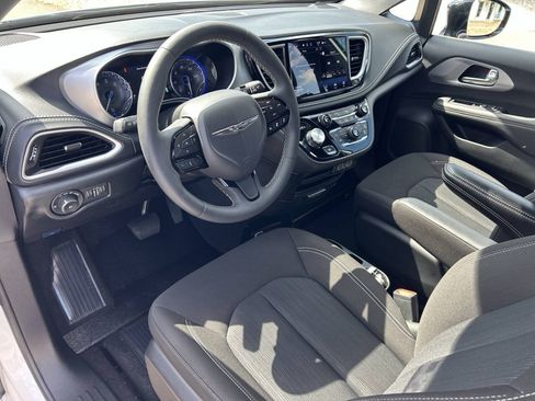 Used 2024 Chrysler Pacifica Touring FWD image 21
