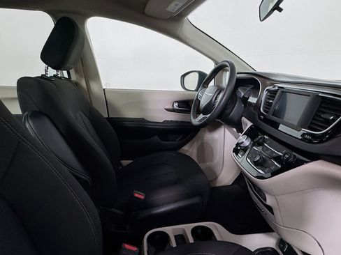 Used 2022 Chrysler Voyager LX FWD image 28