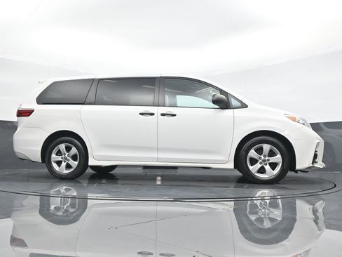 Used 2020 Toyota Sienna L image 21