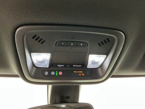 Used 2023 Chevrolet Traverse LT image 19