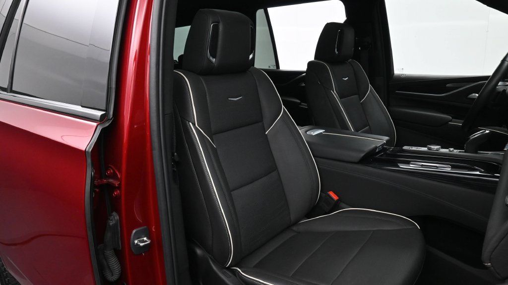 Used 2023 Cadillac Escalade Sport w/ LPO, ONYX Package AWD/4WD image 17