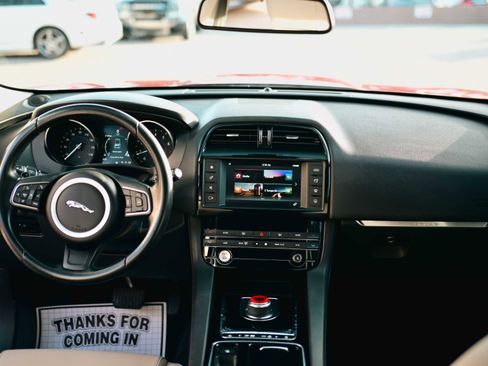 Used 2018 Jaguar F-PACE Premium image 9