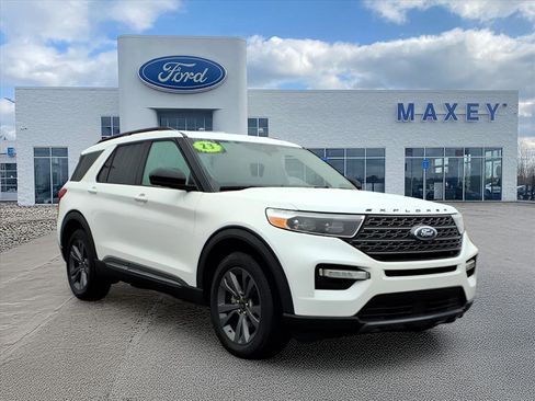Used 2023 Ford Explorer XLT w/ Equipment Group 202A image 3