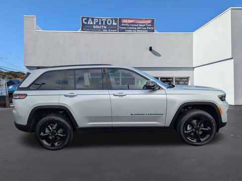 New 2025 Jeep Grand Cherokee Altitude AWD/4WD image 2