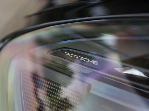 Certified 2025 Porsche Macan image 12